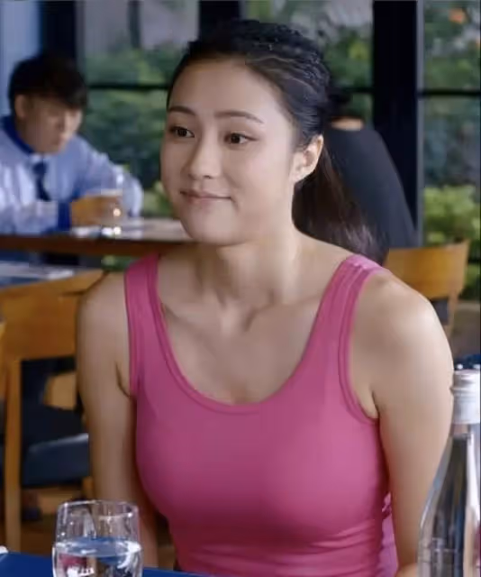 TVB知名女星新劇秀豐滿身材,多次穿緊身背心,演技被批太做作