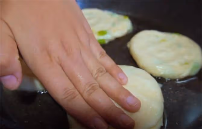 1把小蔥1碗面，教你做蔥花餅，外皮酥脆直掉渣，一層比一層香