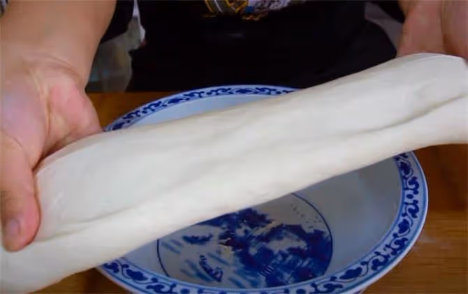 做手抓餅時，切忌直接下鍋烙，教你1個技巧，層次多得數不過來