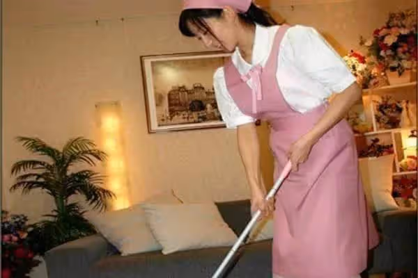 半夜發現老公和月嫂偷情，往天花板看一眼後，我笑著幫他們關門！