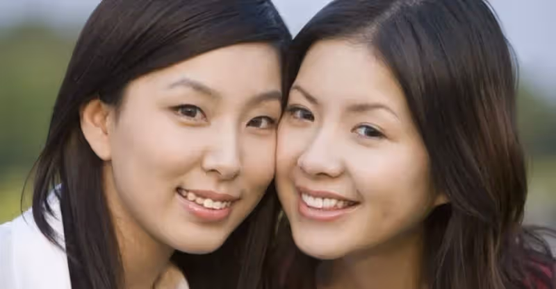 妹妹每次去姐姐家，都說姐夫「床底有人」，姐姐好奇撩起床墊，當場傻住!