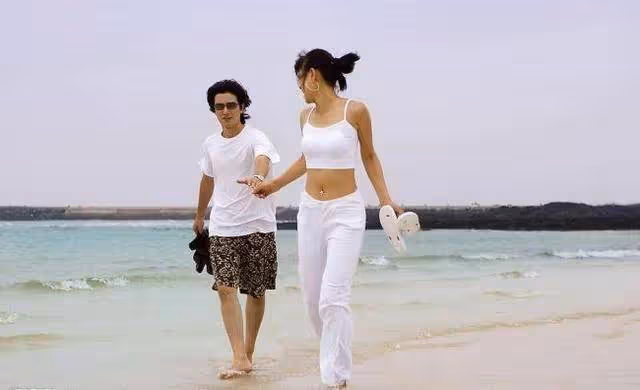 妹妹每次去姐姐家，都說姐夫「床底有人」，姐姐好奇撩起床墊，當場傻住!
