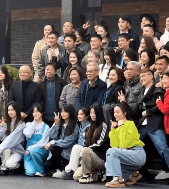 雷佳音參加上戲校友會,美女老婆青春靚麗太吸睛,孫藝洲夫婦露面