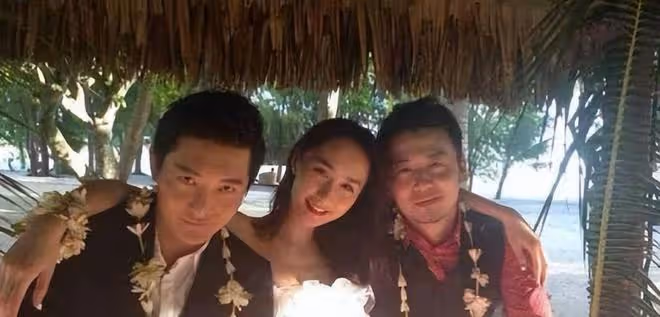 雷佳音參加上戲校友會,美女老婆青春靚麗太吸睛,孫藝洲夫婦露面