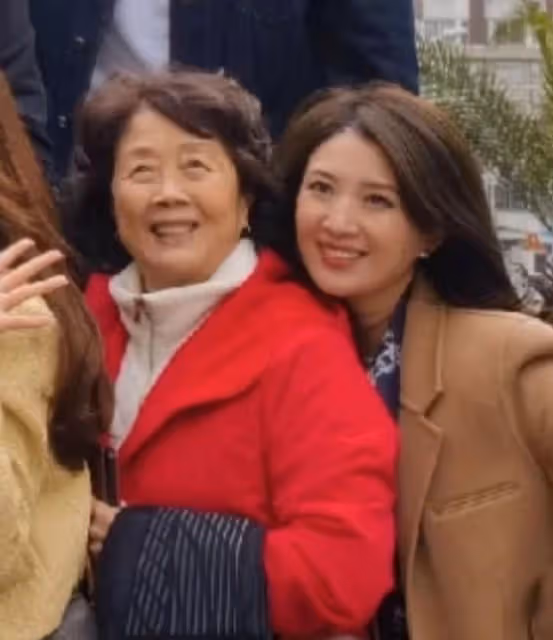雷佳音參加上戲校友會,美女老婆青春靚麗太吸睛,孫藝洲夫婦露面