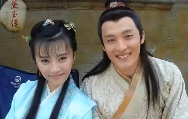 雷佳音參加上戲校友會,美女老婆青春靚麗太吸睛,孫藝洲夫婦露面