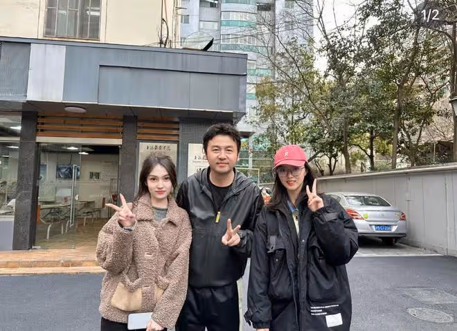 雷佳音參加上戲校友會,美女老婆青春靚麗太吸睛,孫藝洲夫婦露面