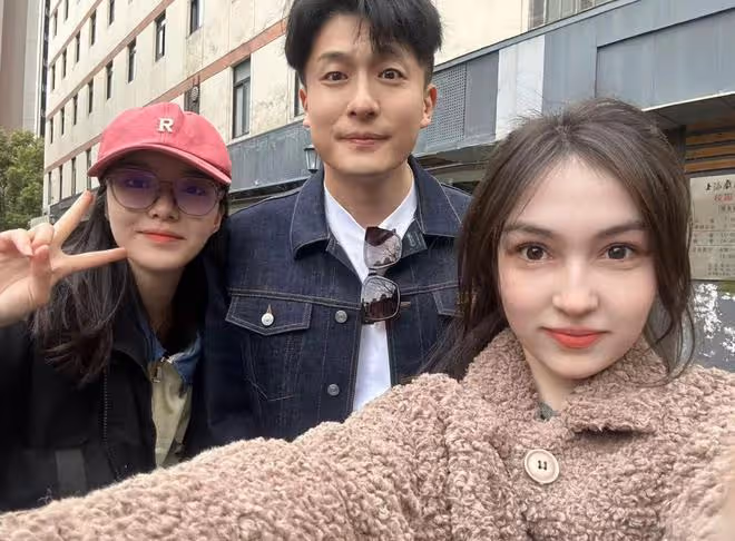雷佳音參加上戲校友會,美女老婆青春靚麗太吸睛,孫藝洲夫婦露面