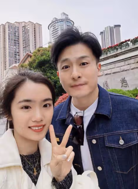 雷佳音參加上戲校友會,美女老婆青春靚麗太吸睛,孫藝洲夫婦露面