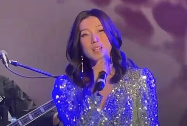 香港知名女星產三胎後驚喜復出!穿亮片深V連身裙,大曬事業線