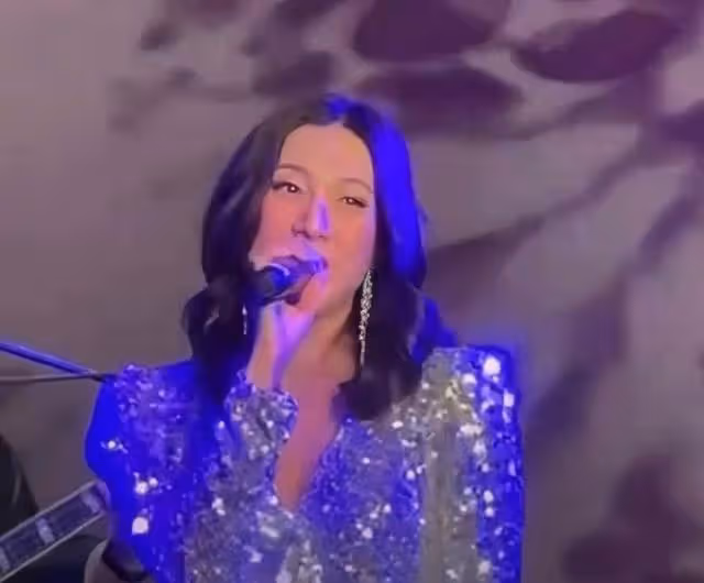 香港知名女星產三胎後驚喜復出!穿亮片深V連身裙,大曬事業線