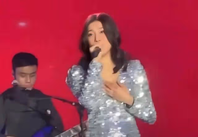 香港知名女星產三胎後驚喜復出!穿亮片深V連身裙,大曬事業線