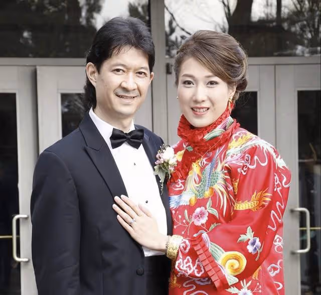 香港知名女星產三胎後驚喜復出!穿亮片深V連身裙,大曬事業線