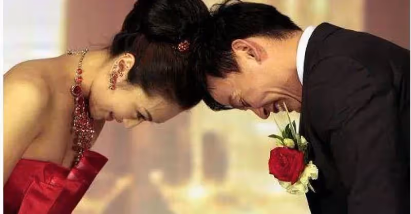交往時不讓碰！我花500萬娶到「保守美嬌妻」 新婚夜看見「老婆的身體」我嚇得跌落床!