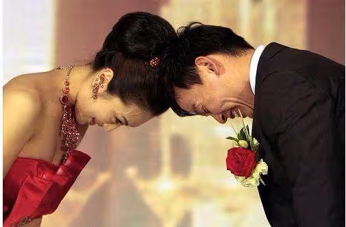 交往時不讓碰!我花500萬娶到「保守美嬌妻」 新婚夜看見「老婆的身體」我嚇得跌落床!
