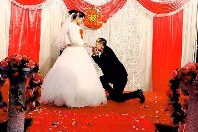 交往時不讓碰!我花500萬娶到「保守美嬌妻」 新婚夜看見「老婆的身體」我嚇得跌落床!