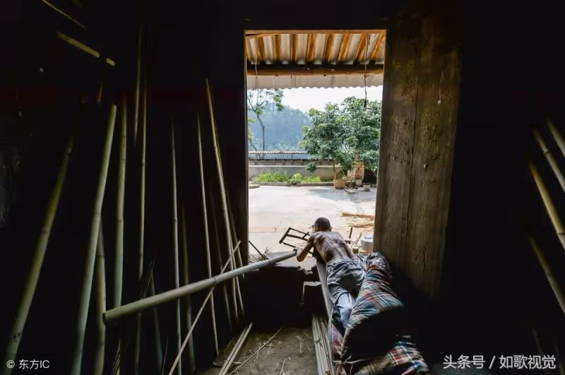 忍痛放生妻子!68歲半截硬漢咬牙扛起一個家!為女兒趴門檻「勞作42年」:門檻磨凹6公分!