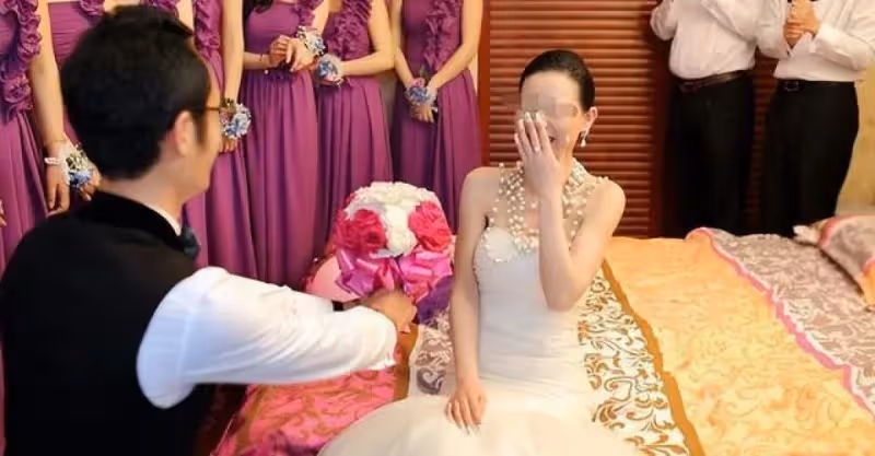 小舅子請吃飯，結帳時丈母娘讓女兒買單，女婿：我們離婚吧！