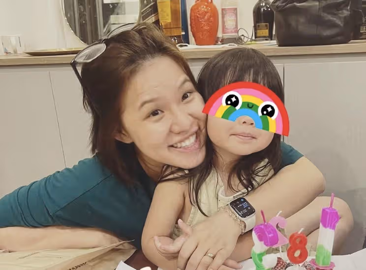 謝依霖曬生產視頻為3歲兒子慶生，她親自剪臍帶，疑因不舍花錢拒打無
