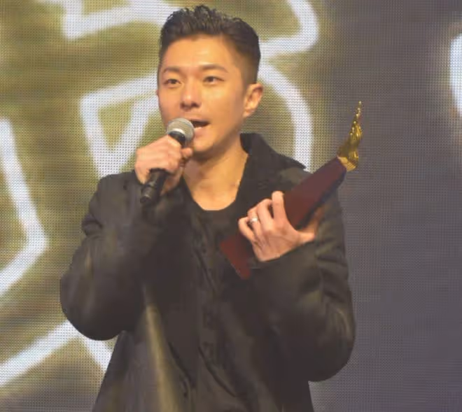 曝香港知名歌手婚內出軌，小18女星小三上位後秀恩愛，被批心機重