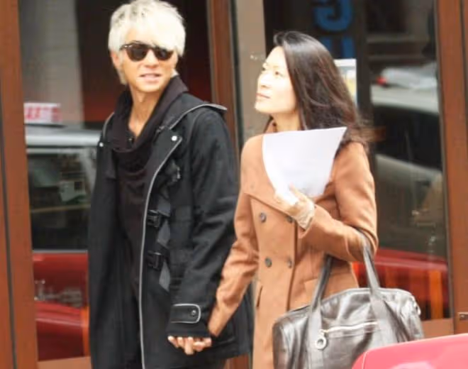 曝香港知名歌手婚內出軌，小18女星小三上位後秀恩愛，被批心機重