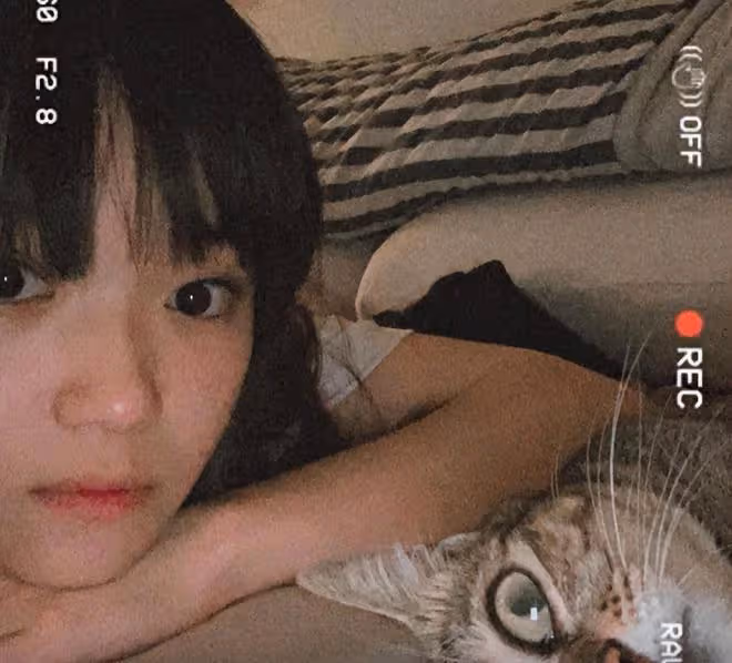 曝香港知名歌手婚內出軌,小18女星小三上位後秀恩愛,被批心機重