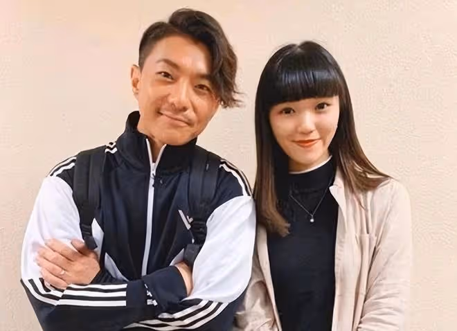 曝香港知名歌手婚內出軌,小18女星小三上位後秀恩愛,被批心機重