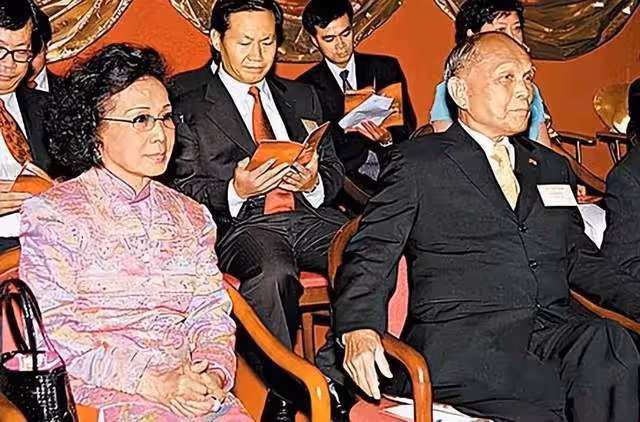 離婚帶孩子仍再嫁豪門，被霍英東獨寵52年的馮堅妮，並不簡單