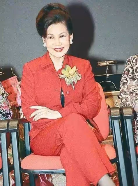 離婚帶孩子仍再嫁豪門，被霍英東獨寵52年的馮堅妮，並不簡單