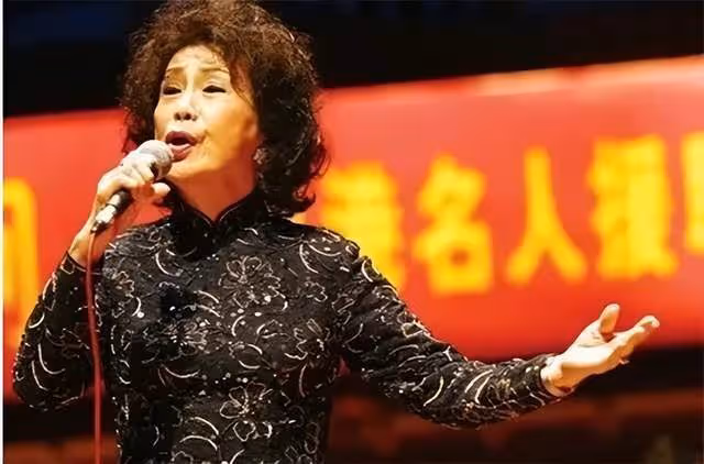 離婚帶孩子仍再嫁豪門，被霍英東獨寵52年的馮堅妮，並不簡單