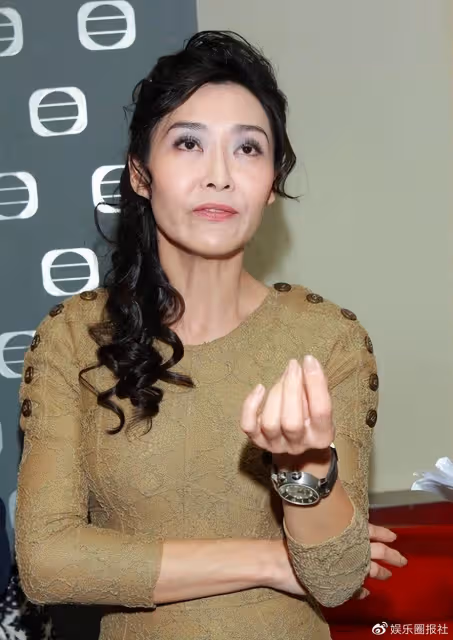 從艷星成頂級富太太,臉垮了身材依舊緊緻有型,她不愧是最牛艷星