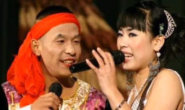 宋小寶攜二婚嬌妻逛超市,女方小腹突出疑懷孕,穿3000一件T恤