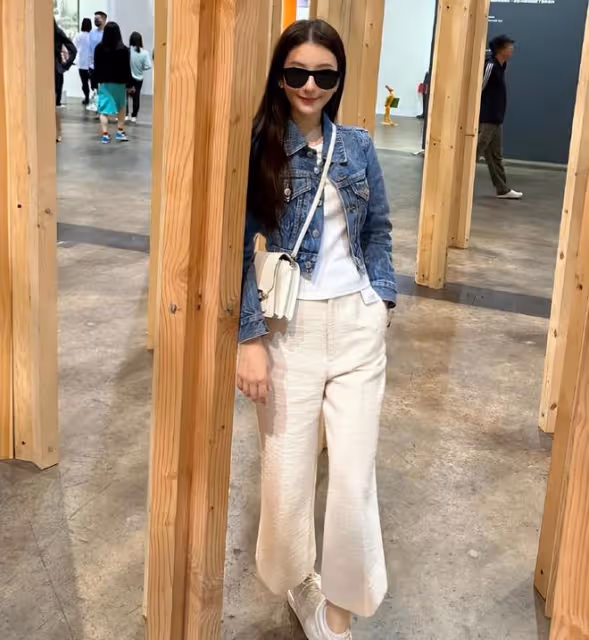 方媛帶女兒參加藝術展,出門忘記帶墨鏡,P圖回應網友顯親切