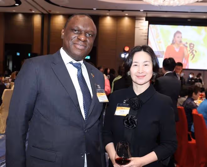60歲何超瓊不言退休計劃,為旅遊業做貢獻,獲得坦尚尼亞大使稱讚