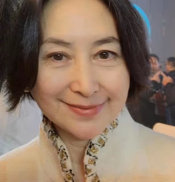 60歲何超瓊不言退休計劃,為旅遊業做貢獻,獲得坦尚尼亞大使稱讚