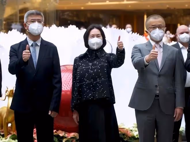 60歲何超瓊不言退休計劃,為旅遊業做貢獻,獲得坦尚尼亞大使稱讚