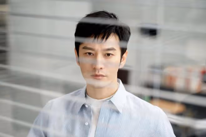黃曉明疑帶葉珂玩滑板，滿眼寵溺像家長，女方路透照比楊穎好看