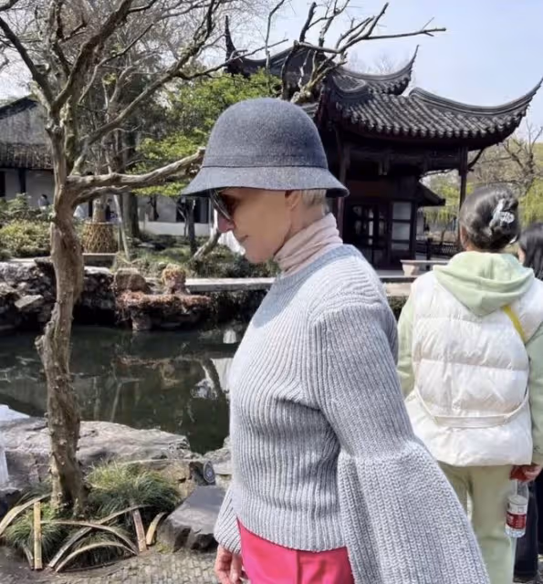 馬斯克74歲媽媽游蘇州園林，自信走貓步，參觀百年古宅大讚不止