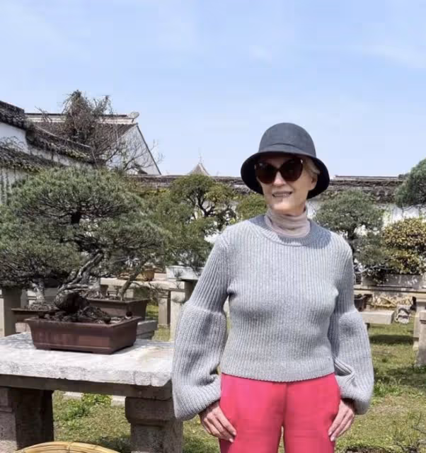 馬斯克74歲媽媽游蘇州園林，自信走貓步，參觀百年古宅大讚不止
