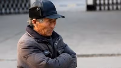 「爸 要我生孩子可以 你先給我一百萬」「生孩子和錢有關係嗎」