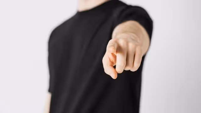 「女兒 我們沒地方去了」「媽 你不是說養兒才能防老的嗎?」