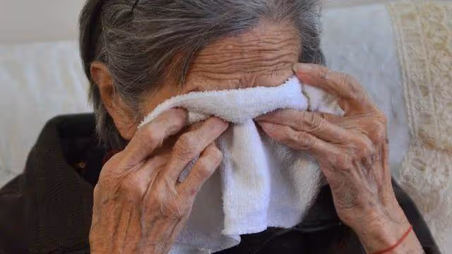 「女兒 我們沒地方去了」「媽 你不是說養兒才能防老的嗎?」