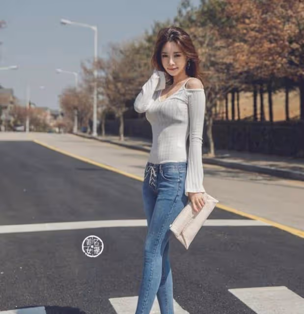 美女穿搭：小姐姐愛穿緊身牛仔褲，露出小蠻腰，俏皮又不失女人味！