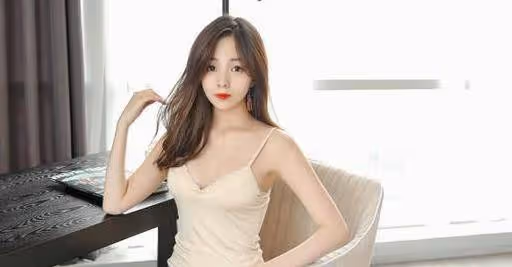 美女穿搭：小姐姐愛穿緊身牛仔褲，露出小蠻腰，俏皮又不失女人味！