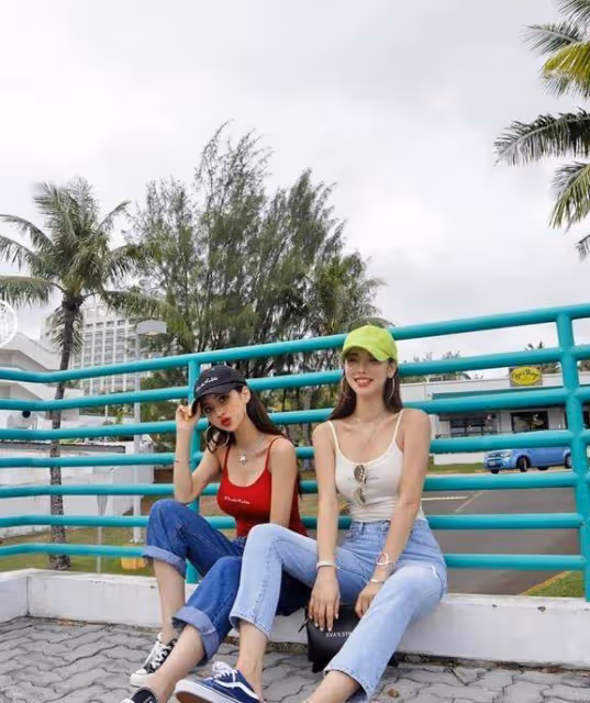 美女穿搭：小姐姐愛穿緊身牛仔褲，露出小蠻腰，俏皮又不失女人味！