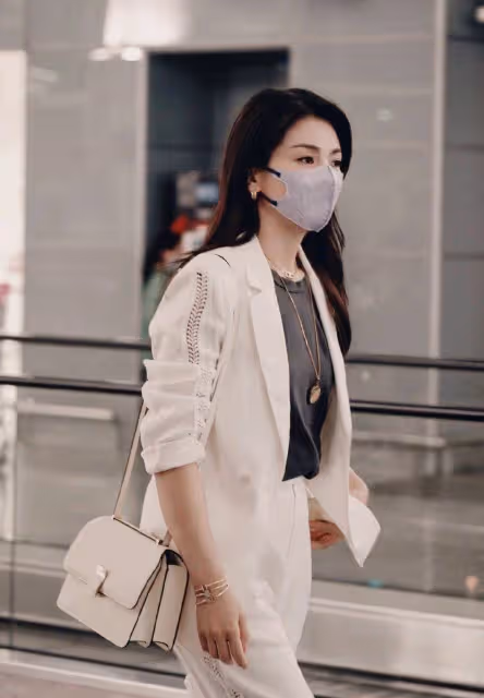 40歲女人簡約時髦且有質感的秋冬穿搭，學學這四個女星吧