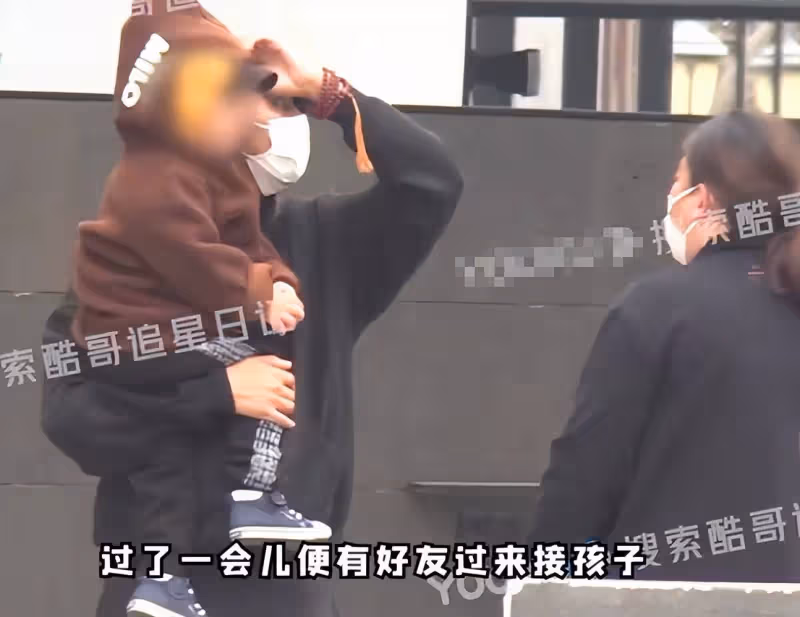 想抱孫了？47歲陳坤貼心幫好友帶娃，21歲兒子與亞裔女友感情成謎