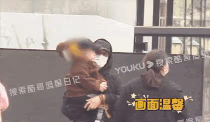 想抱孫了？47歲陳坤貼心幫好友帶娃，21歲兒子與亞裔女友感情成謎