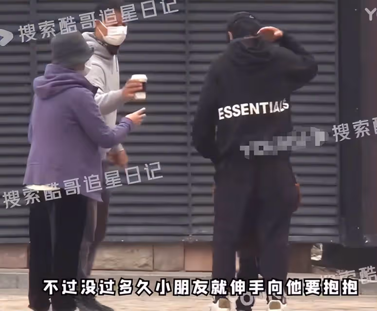 想抱孫了？47歲陳坤貼心幫好友帶娃，21歲兒子與亞裔女友感情成謎