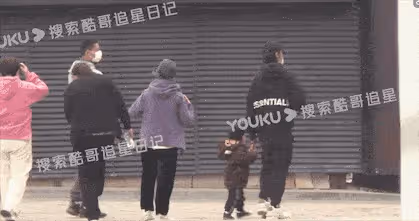 想抱孫了？47歲陳坤貼心幫好友帶娃，21歲兒子與亞裔女友感情成謎